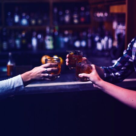 Mit Cocktails wird angestoßen